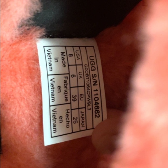 Hot pink UGG slippers! Size 8 - Picture 2 of 3